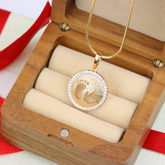 "Rose Gold Round Pendant with Baby Footprint and Handprint Cutout, XPPT1397 - Picture 4 of 13